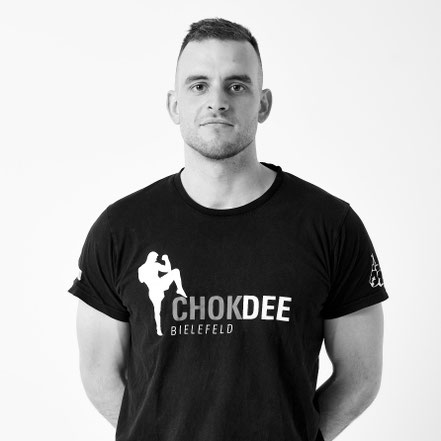 Leo unser Muay Thai Trainer für Jugendliche im Chok Dee