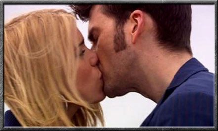 Rose und John küssen sich