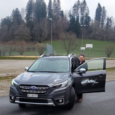 Firmenauto mit offener Tür, Logo auf der Türe ersichtlich