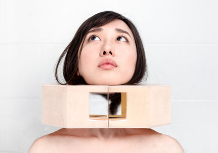 Neckpiece: DIPLOPIA 3 Elasto-plastic, acrylic mirror, textile, silicone, magnets Photo by: Lukas Gaechter