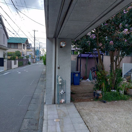 シャッターボックスですらコンクリート意匠に