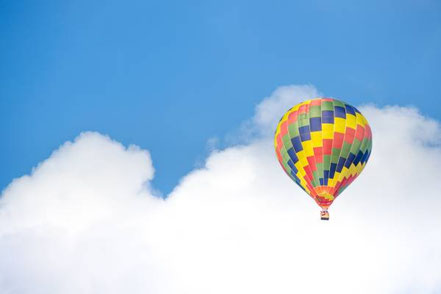 Windbestattung aus dem Heißluftballon - besondere Bestattungsform im Ausland