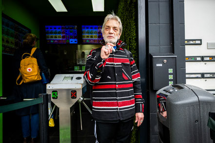 Willem Bes in front coffeeshop Trefpunt Rotterdam