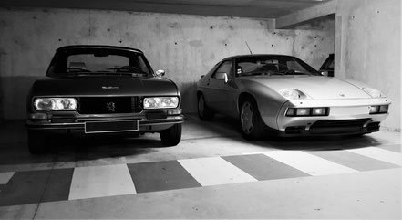 Peugeot 504 et Porsche 928 au parking