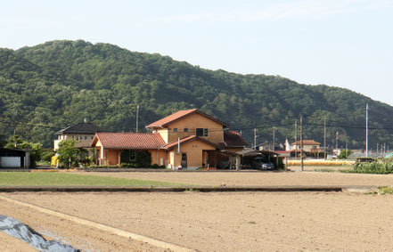 後ろ(南）は軽部山。オッパイ神社と呼ばれる軽部神社が麓に