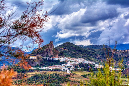 Landschaft und weißes Dorf auf der Andalusien Rundreise