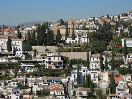 Blick auf das Albacin in Granada von der Alhambra aus.