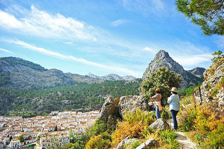 Zwei Wanderer blicken auf ein weißes Dorf auf der Andalusien Rundreise