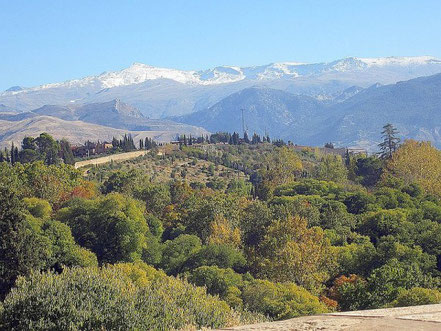 Blick auf die Berge der Sierra Nevada von der Alhambra in Südspanien