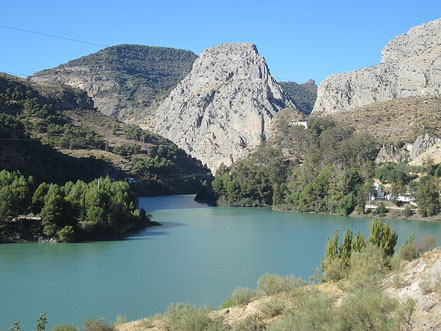 Blick auf den Stausee und die Berge in El Chorro auf der Rundreise durch Andalusien