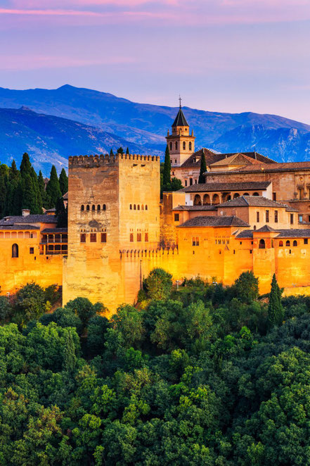 Blick auf die Alhambra in Granada, Südspanien, bei Sonnenuntergang