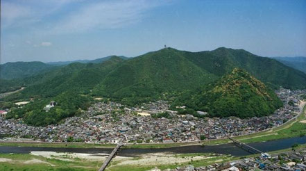 龍野エリアは中央部を流れる清流揖保川と原生林・鶏籠山（けいろうさん）など緑豊かな自然にいだかれ「播磨の小京都」ともいわれています。
