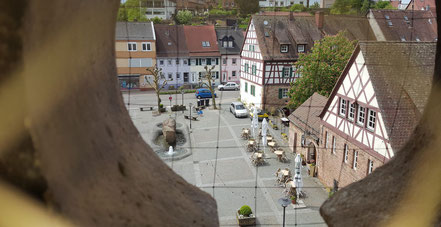 Blick aus dem Dachstuhl der Abteikirche auf den Kirchplatz