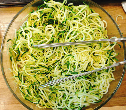 Zoodles mit Veggie-Hack & fermentiertem Chinakohl