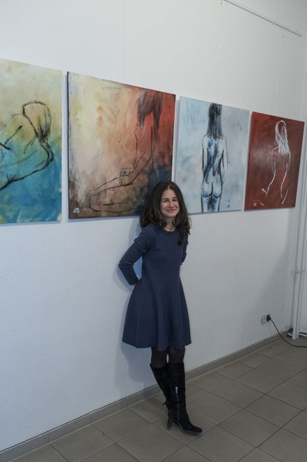 Caroline Roling mit ihren Kunstwerken