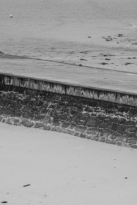 Plouguerneau sable mur pierre noir & blanc