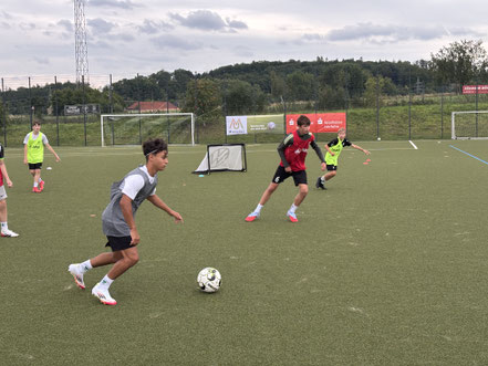 Bild, dass mehrere junge Fußballer im Training in einer Spielform zeigt