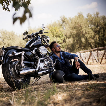 motard avec sa Harley dans la compagne