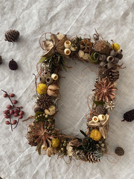 アーティシャル&プリザーブドなどのフラワーアレンジ販売と、木の実のオーナメント作りワークショップ /PLAISIR プレジール