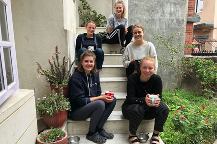 Da schien die Welt noch in Ordnung: Teepause der Volunteers Finia, Rosa, Laura, Linda und Sophie vor dem Apartment (von links vorne)