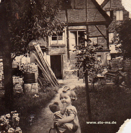 Etwa 1952/53 im Garten vom Haus Hollenbeckerstr. 24 mit Steinen von den Kriegstrümmern (Daraus entstand später eine angebaute Waschküche)  - Foto Maria Seidel