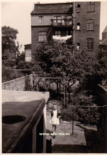 Blick von unserem Garten Richtung Kreuzstraße 1956 (hinten rechts der Buddenturm) - Foto Maria Seidel