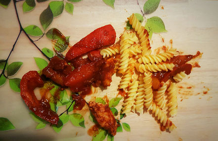 Nudeln mit Putenstreifen in Paprika-Tomatensoße: Bisher eine unserer Lieblingsspeisen der babygerechten Familienküche.