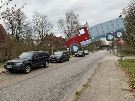 Irgendwo hier wollen sie einfallen und jahrelang Sand auf die Kulturlandschaft schütten. Rechts: Grundschule/Kita     Hinten: S-Bahn Mittlerer Landweg