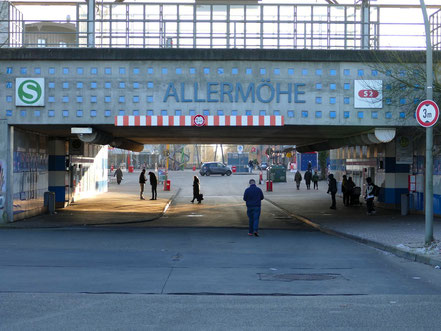 Blick durch die S Bahn-Unterführung auf den Fleetplatz.