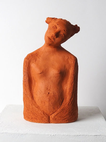 Keramikkunst Skulptur Mädchen aus rotem Ton