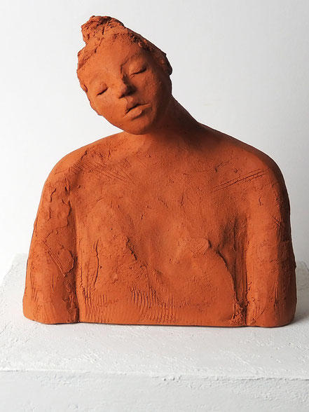 Keramikkunst Skulptur Mädchen aus rotem Ton