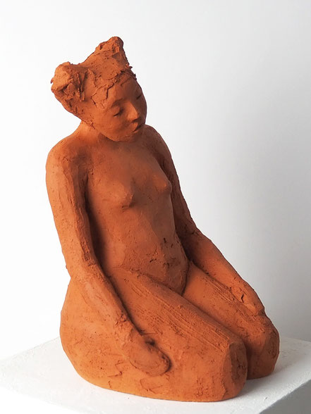 Keramikkunst Skulptur Mädchen aus rotem Ton