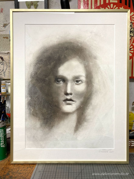 © Conni Altmann, "12/2022D", Kohlezeichnung, Passepartout 65 x 50 cm, Bildausschnitt 38,5 x 53,5 cm