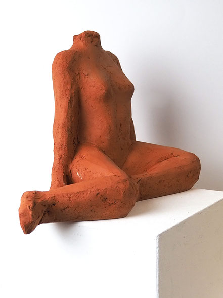 Keramikkunst Skulptur Mädchen aus rotem Ton