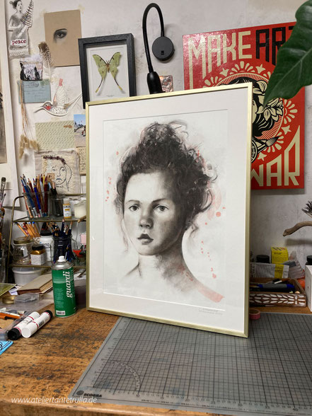 © Conni Altmann, "12/2022C", Kohlezeichnung, Passepartout 65 x 50 cm, Bildausschnitt 38,5 x 53,5 cm