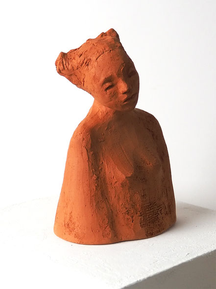 Keramikkunst Skulptur Mädchen aus rotem Ton