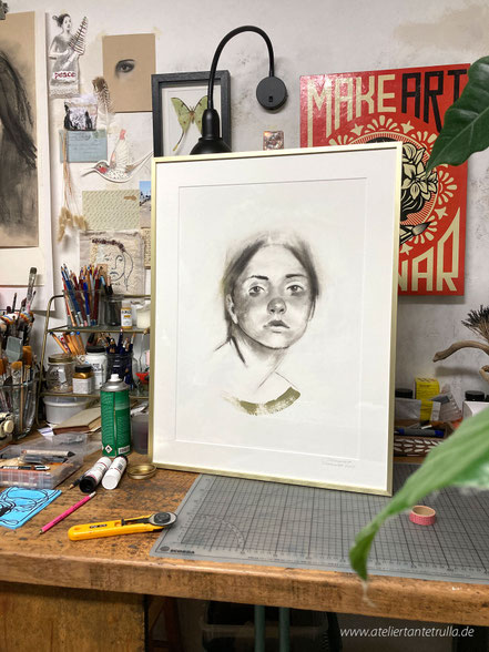 © Conni Altmann, "12/2022A", Kohlezeichnung, Passepartout 65 x 50 cm, Bildausschnitt 38,5 x 53,5 cm