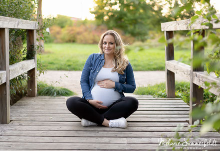 natürliche und emotionale Babybauchfotos - Schwangerschaftsbilder als wertvolle Erinnerung an diese besondere Zeit - jetzt Termin für Dein Babybauch-Shooting sichern