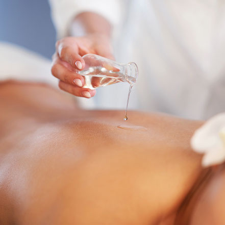 Young Living Öle vor einem Deffuser, da Weissenböck auch Aromatherapie anbietet