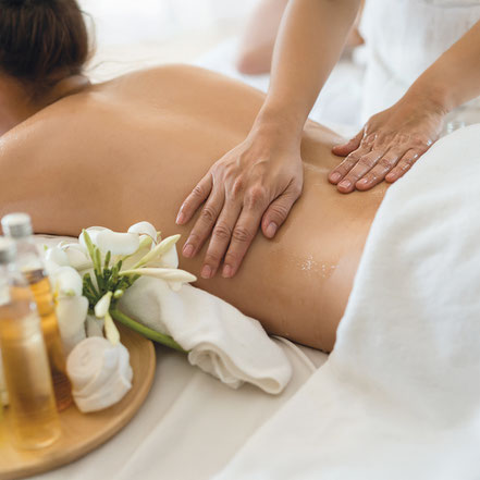 Young Living Öle vor einem Deffuser, da Weissenböck auch Aromatherapie anbietet