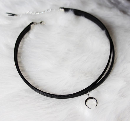 collier lune, collier court, collier tour de cou, collier ras de cou, collier choker cuir noir, collier double tour, collier lanière cuir noir, collier noir et argent