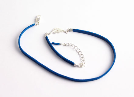 bracelet multitours en cuir, bleu électrique argenté, bracelet plume, bracelet fin, bijoux fait main, sarayana, bracelet fin, style ethnique chic