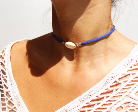  bijoux créateur, collier créateur, bijoux fait main, collier ras de cou, collier cuir, collier coquillage cowrie, collier court, collier bleu, lanière de cuir ras de cou, sarayana, ethnique-chic, bijoux cuir, collier cuir, bijoux d'été, bijoux plage,  