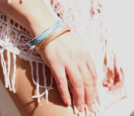 bracelet cuir peau de serpent bleu, bracelet bleu turquoise, bracelet bangle, bracelet manchette, bracelet plaqué argent, bijoux cuir serpent 