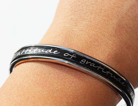 bracelet jonc, bracelet cuir, noir et argenté, bracelet lanière de cuir, bracelet à message, cadeau noël original