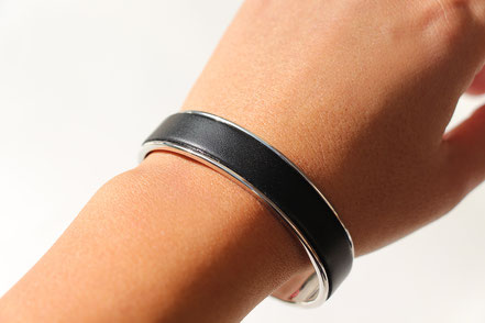 bracelet jonc, bracelet cuir, cuir et argent, noir et argenté, bracelet lanière de cuir noir, bracelet de créateur