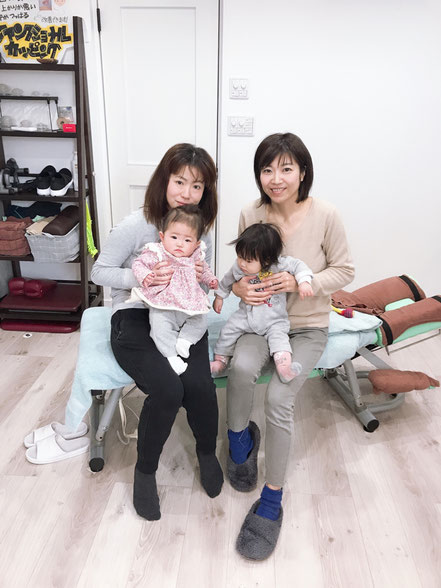 抱っこand授乳時の辛い姿勢で育児にがんばるお母さんたちもひと休み