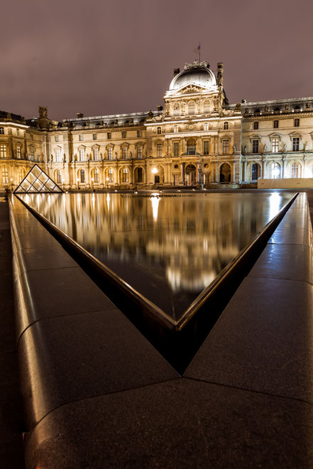 Paris Louvre bei nacht