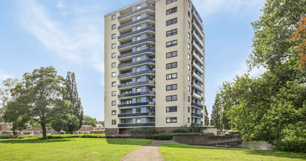 Woningontruiming Apeldoorn – leeg appartementengebouw aan het park