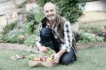 Mann mit Obstkorb aus eigenem Garten